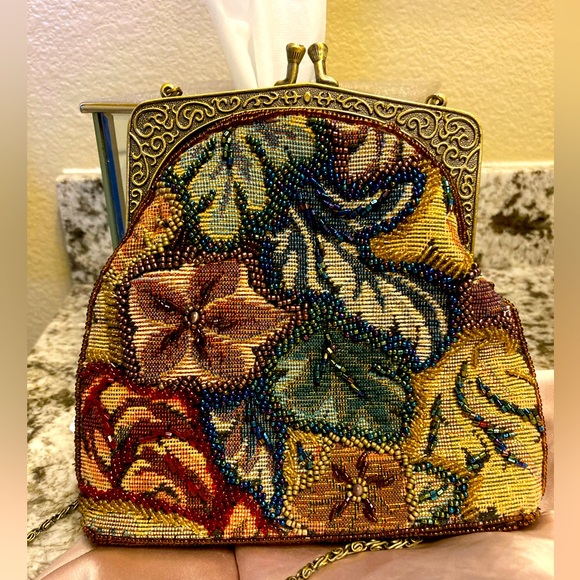 Beaded Floral Tapestry Purse w/ Metal Frame & Chain Strap. - Vintage - Picture 2 of 9